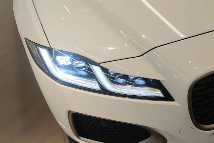 Used Jaguar XFL 2024 2.0T P300 Four-Wheel Drive Flagship Sport Gold Edition Right Front Headlight