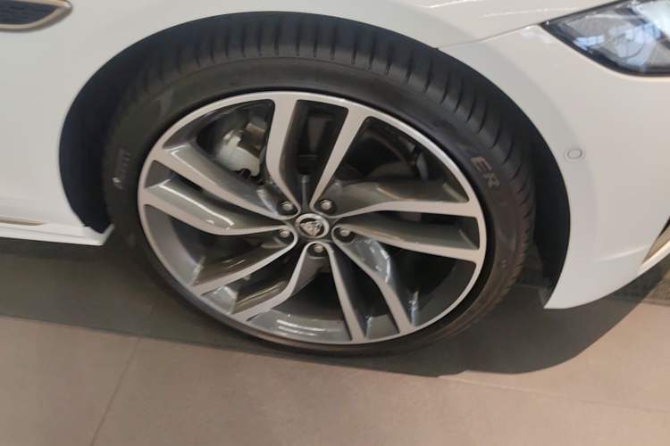 Used Jaguar XFL 2024 2.0T P300 Four-Wheel Drive Flagship Sport Gold Edition Right Front Wheel Hub