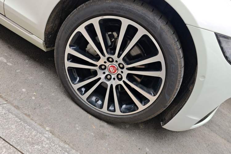 Used Jaguar XFL 2024 2.0T P250 Two-Wheel Drive Prestige Luxury Edition Right Front Wheel Hub