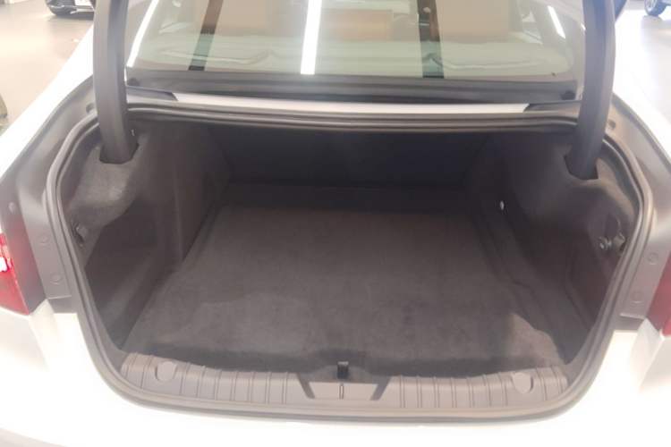 Used Jaguar XFL 2024 2.0T P300 Four-Wheel Drive Flagship Sport Gold Edition Trunk