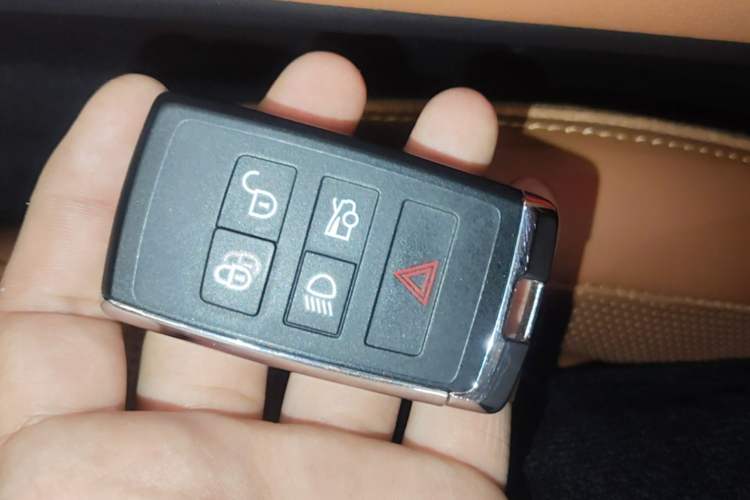 Used Jaguar XFL 2024 2.0T P300 Four-Wheel Drive Flagship Sport Gold Edition Vehicle Key