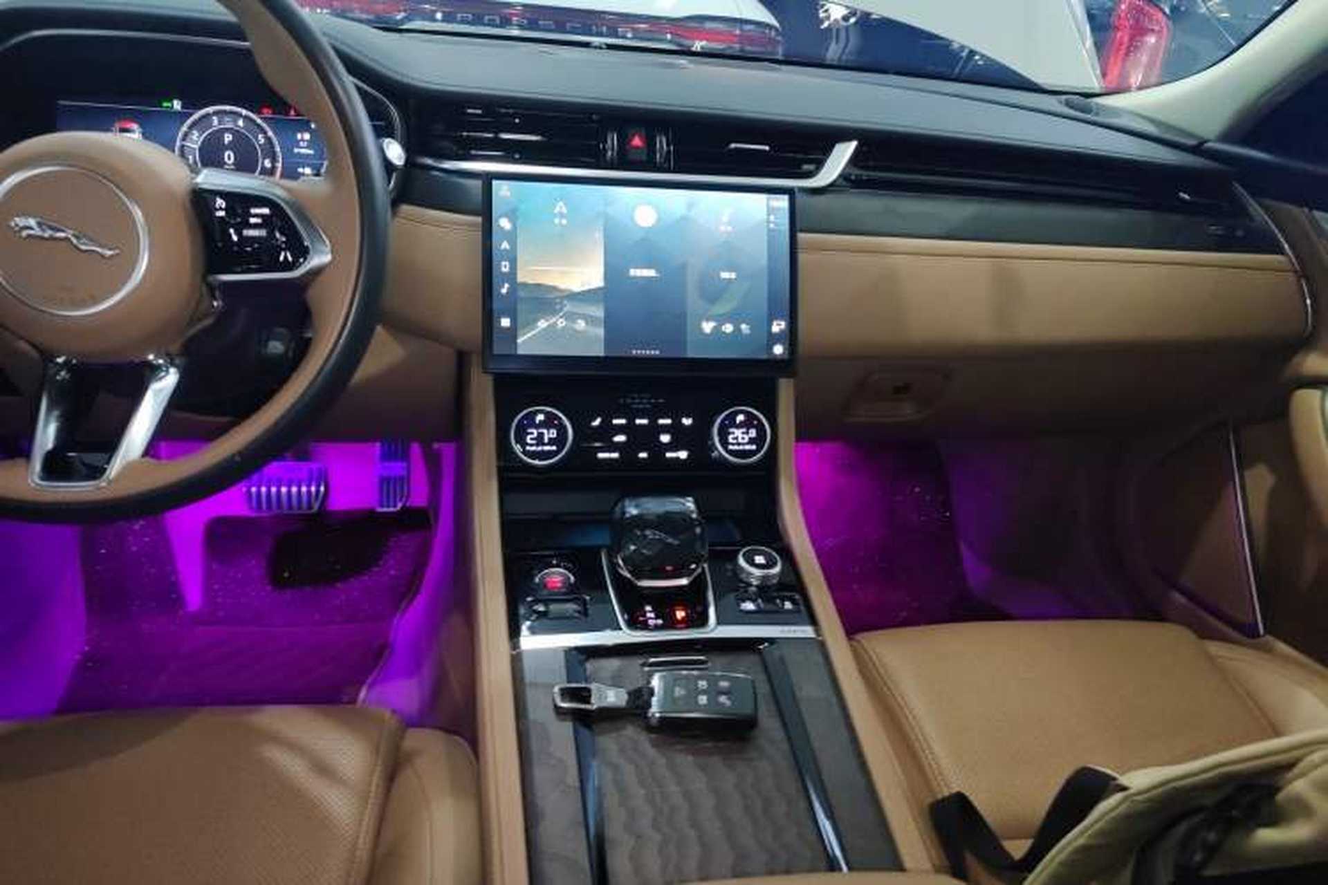 Used Jaguar XFL 2024 2.0T P250 Two-Wheel Drive Prestige Luxury Edition Audio And AC Panel