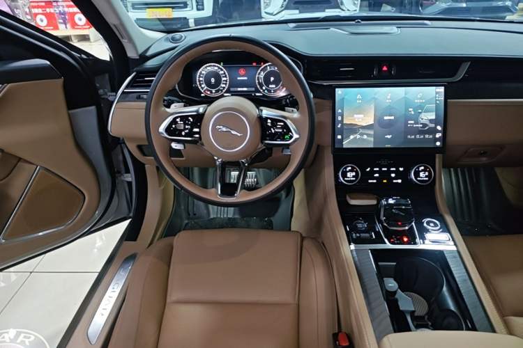 Used Jaguar XFL 2024 2.0T P250 Two-Wheel Drive Prestige Luxury Edition Audio And AC Panel