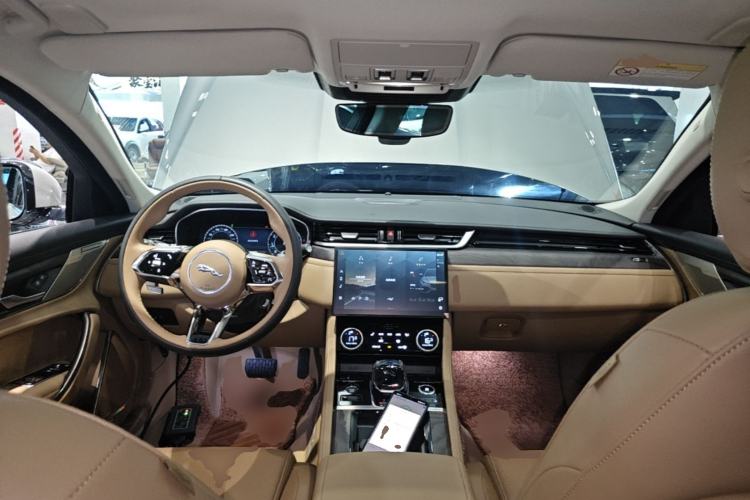 Used Jaguar XFL 2024 2.0T P250 Two-Wheel Drive Prestige Luxury Edition Center Console