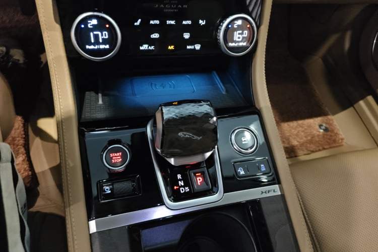 Used Jaguar XFL 2024 2.0T P250 Two-Wheel Drive Prestige Luxury Edition Gear Lever