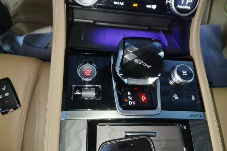 Used Jaguar XFL 2024 2.0T P250 Two-Wheel Drive Prestige Luxury Edition Gear Lever