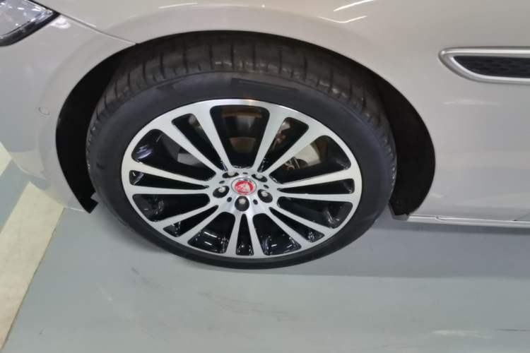 Used Jaguar XFL 2024 2.0T P250 Two-Wheel Drive Prestige Luxury Edition Left Front Wheel Hub