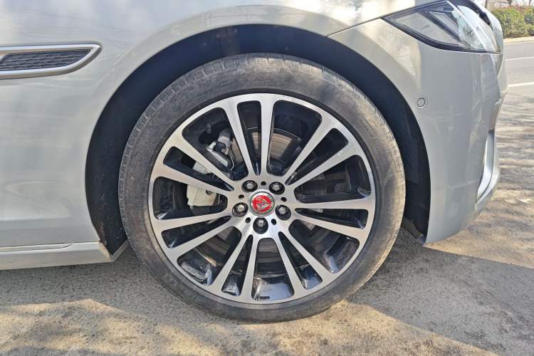 Used Jaguar XFL 2024 2.0T P250 Two-Wheel Drive Prestige Luxury Edition Right Front Wheel Hub