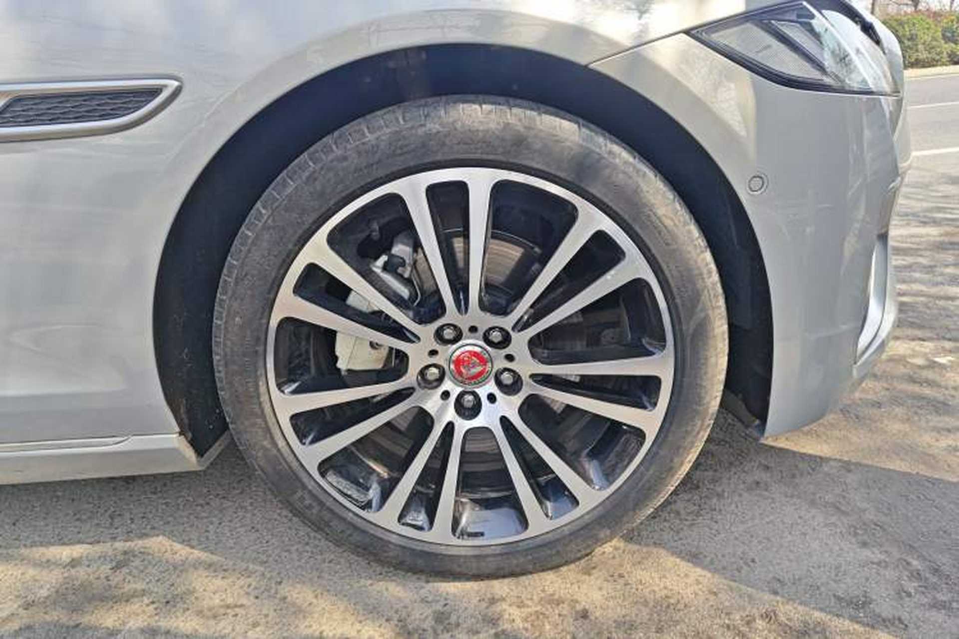 Used Jaguar XFL 2024 2.0T P250 Two-Wheel Drive Prestige Luxury Edition Right Front Wheel Hub