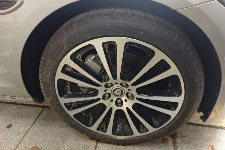 Used Jaguar XFL 2024 2.0T P250 Two-Wheel Drive Prestige Luxury Edition Right Front Wheel Hub