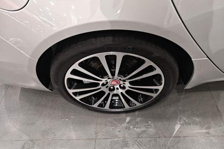Used Jaguar XFL 2024 2.0T P250 Two-Wheel Drive Prestige Luxury Edition Right Rear Wheel Hub