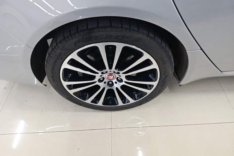 Used Jaguar XFL 2024 2.0T P250 Two-Wheel Drive Prestige Luxury Edition Right Rear Wheel Hub