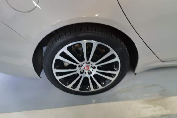 Used Jaguar XFL 2024 2.0T P250 Two-Wheel Drive Prestige Luxury Edition Right Rear Wheel Hub