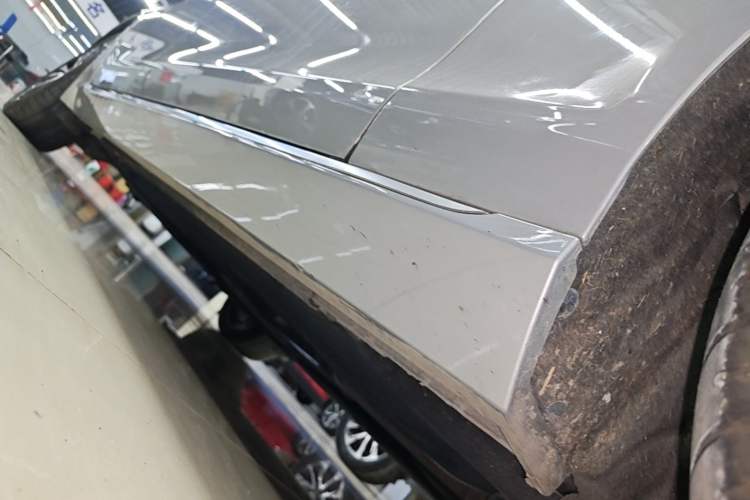 Used Jaguar XFL 2024 2.0T P250 Two-Wheel Drive Prestige Luxury Edition Right Side Sill