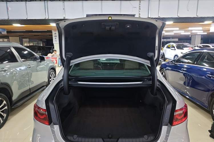 Used Jaguar XFL 2024 2.0T P250 Two-Wheel Drive Prestige Luxury Edition Trunk