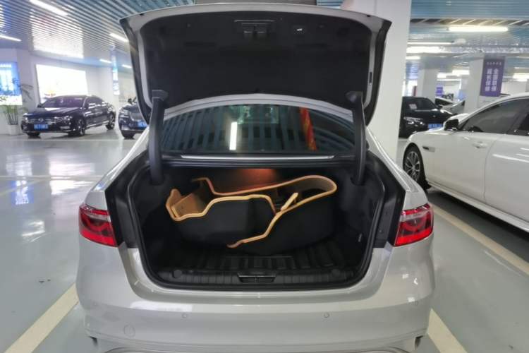 Used Jaguar XFL 2024 2.0T P250 Two-Wheel Drive Prestige Luxury Edition Trunk