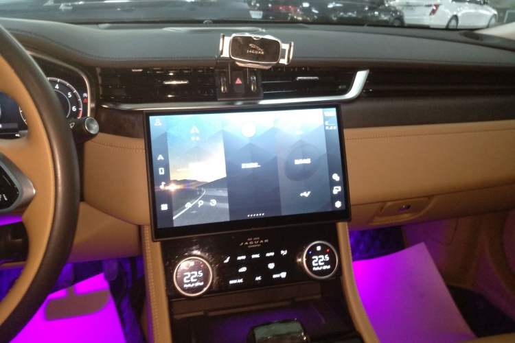 Used Jaguar XFL 2024 2.0T P250 Two-Wheel Drive Prestige Luxury Edition Audio And AC Panel