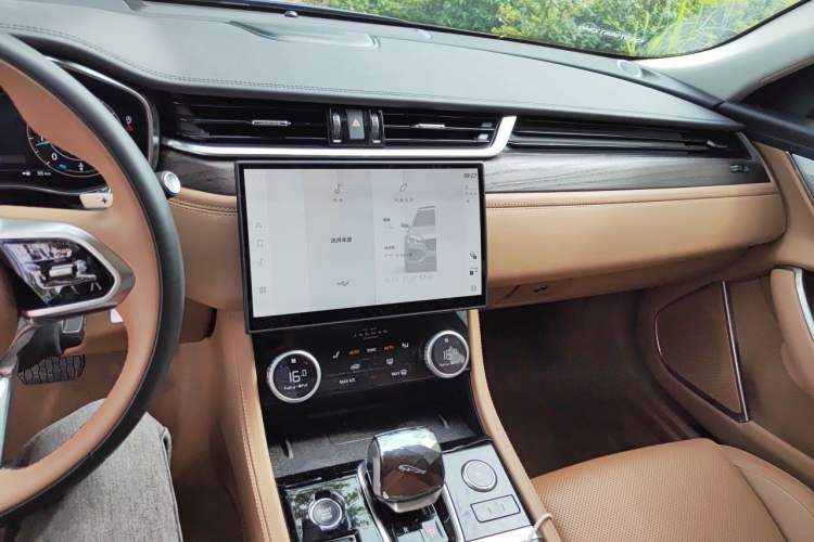 Used Jaguar XFL 2024 2.0T P250 Two-Wheel Drive Prestige Luxury Edition Audio And AC Panel