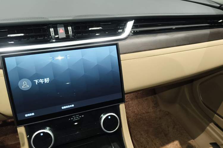 Used Jaguar XFL 2024 2.0T P250 Two-Wheel Drive Prestige Luxury Edition Audio And AC Panel