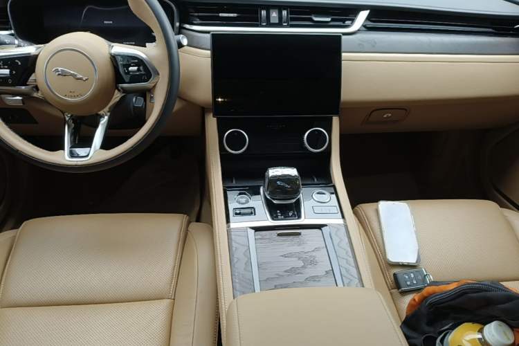 Used Jaguar XFL 2024 2.0T P250 Two-Wheel Drive Prestige Luxury Edition Audio And AC Panel