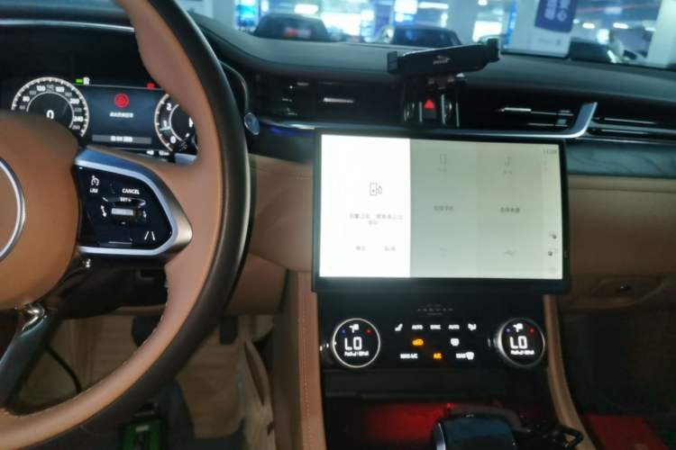 Used Jaguar XFL 2024 2.0T P250 Two-Wheel Drive Prestige Luxury Edition Audio And AC Panel