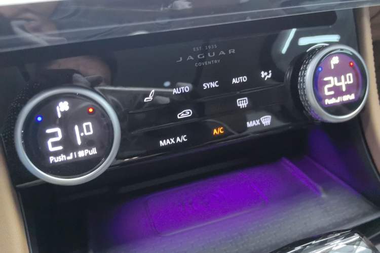Used Jaguar XFL 2024 2.0T P250 Two-Wheel Drive Prestige Luxury Edition Audio And AC Panel