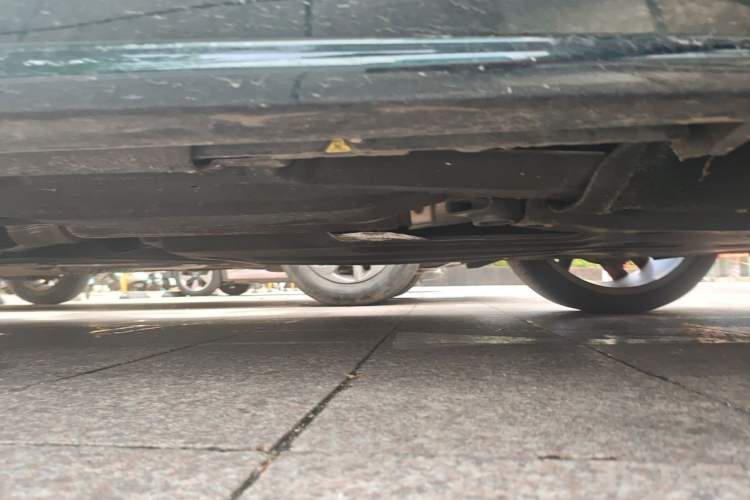 Used Jaguar XFL 2024 2.0T P300 Four-Wheel Drive Flagship Sport Gold Edition Chassis Front Right