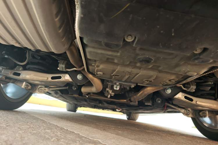 Used Jaguar XFL 2024 2.0T P300 Four-Wheel Drive Flagship Sport Gold Edition Chassis Rear