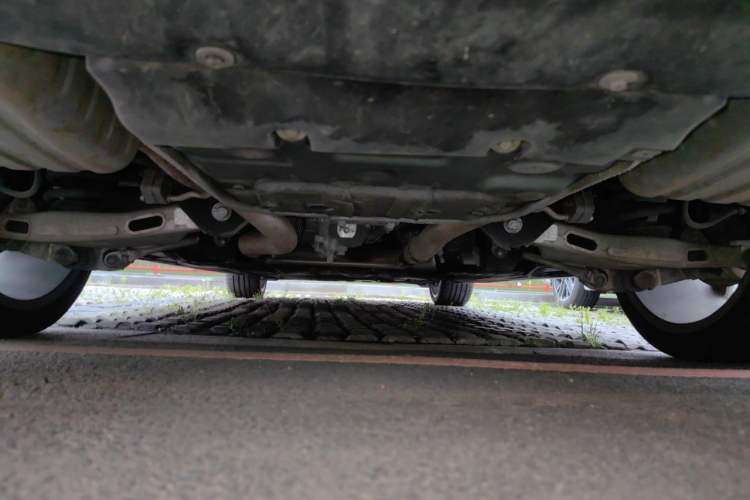 Used Jaguar XFL 2024 2.0T P300 Four-Wheel Drive Flagship Sport Gold Edition Chassis Rear