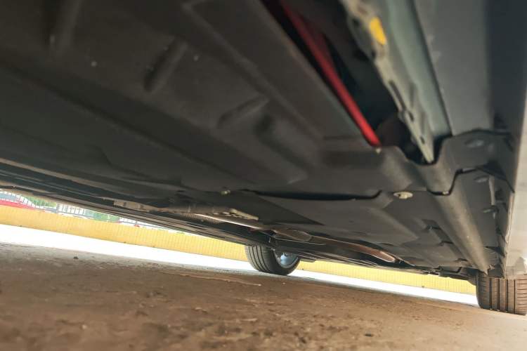 Used Jaguar XFL 2024 2.0T P300 Four-Wheel Drive Flagship Sport Gold Edition Chassis Rear Right