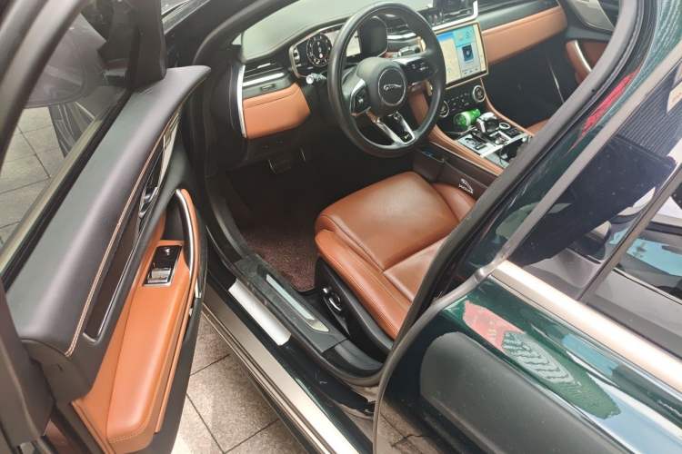 Used Jaguar XFL 2024 2.0T P300 Four-Wheel Drive Flagship Sport Gold Edition Driver Seat