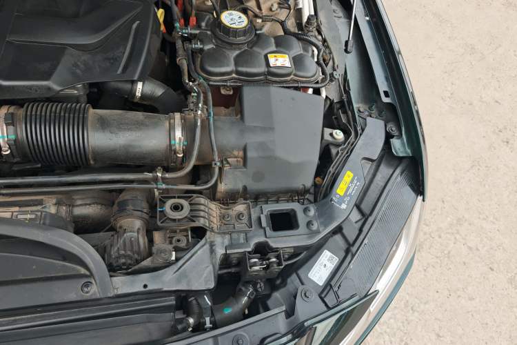 Used Jaguar XFL 2024 2.0T P300 Four-Wheel Drive Flagship Sport Gold Edition Engine Bay Left
