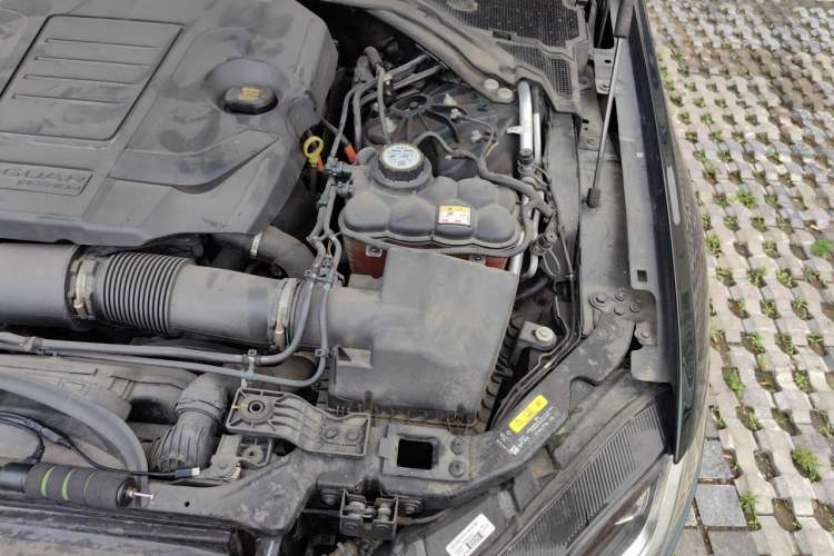 Used Jaguar XFL 2024 2.0T P300 Four-Wheel Drive Flagship Sport Gold Edition Engine Bay Left