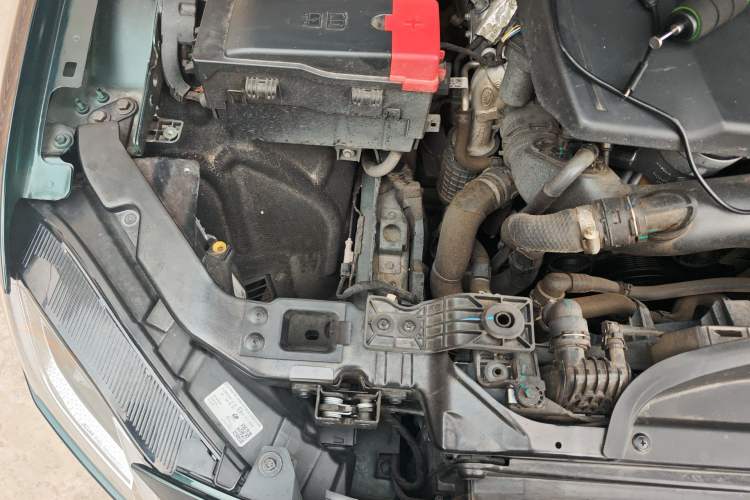 Used Jaguar XFL 2024 2.0T P300 Four-Wheel Drive Flagship Sport Gold Edition Engine Bay Right