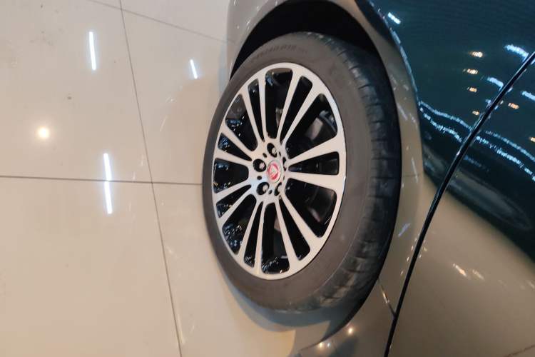 Used Jaguar XFL 2024 2.0T P250 Two-Wheel Drive Prestige Luxury Edition Exterior 5