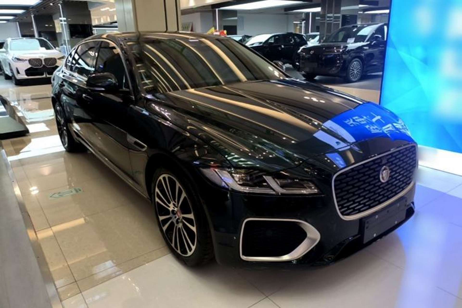 Used Jaguar XFL 2024 2.0T P250 Two-Wheel Drive Prestige Luxury Edition Front Right 45 Deg