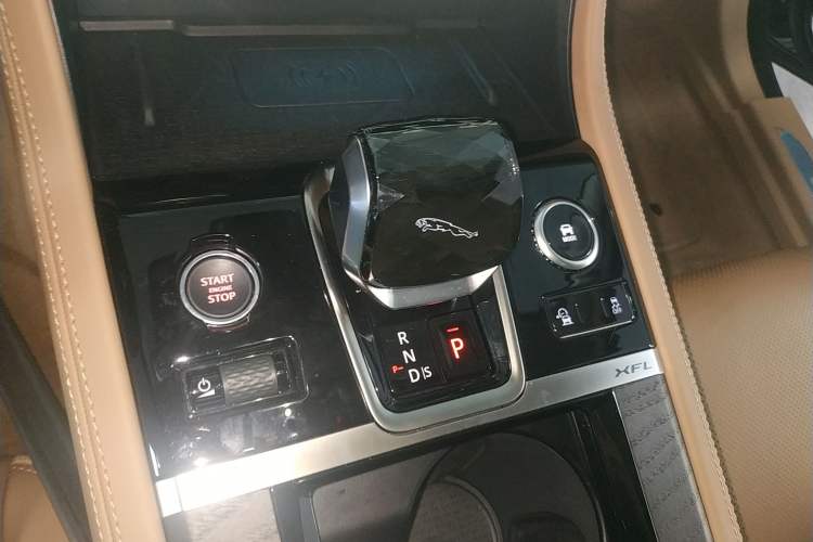 Used Jaguar XFL 2024 2.0T P250 Two-Wheel Drive Prestige Luxury Edition Gear Lever