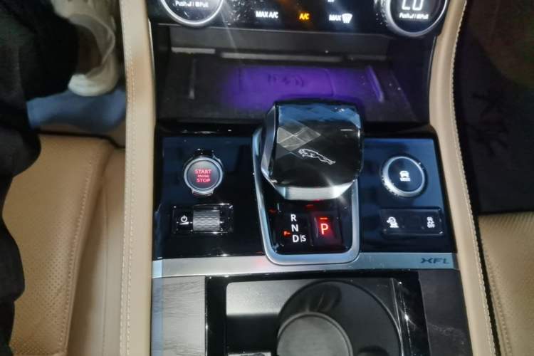 Used Jaguar XFL 2024 2.0T P250 Two-Wheel Drive Prestige Luxury Edition Gear Lever