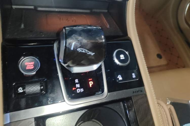Used Jaguar XFL 2024 2.0T P250 Two-Wheel Drive Prestige Luxury Edition Gear Lever