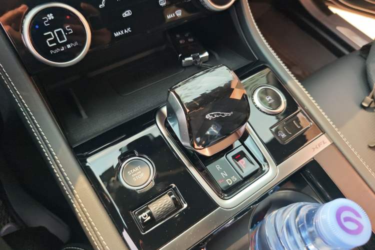 Used Jaguar XFL 2024 2.0T P300 Four-Wheel Drive Flagship Sport Gold Edition Gear Lever