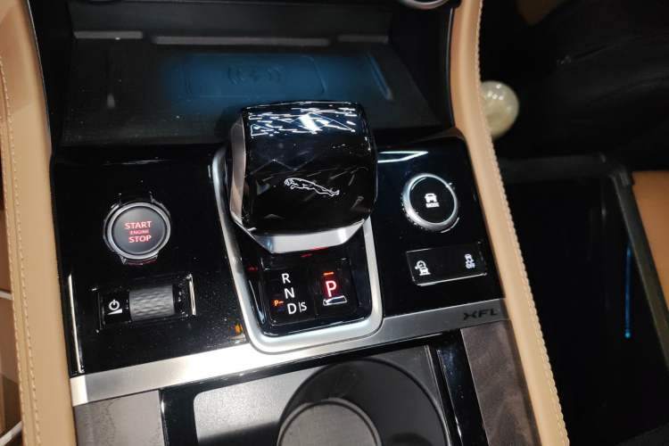 Used Jaguar XFL 2024 2.0T P250 Two-Wheel Drive Prestige Luxury Edition Gear Lever