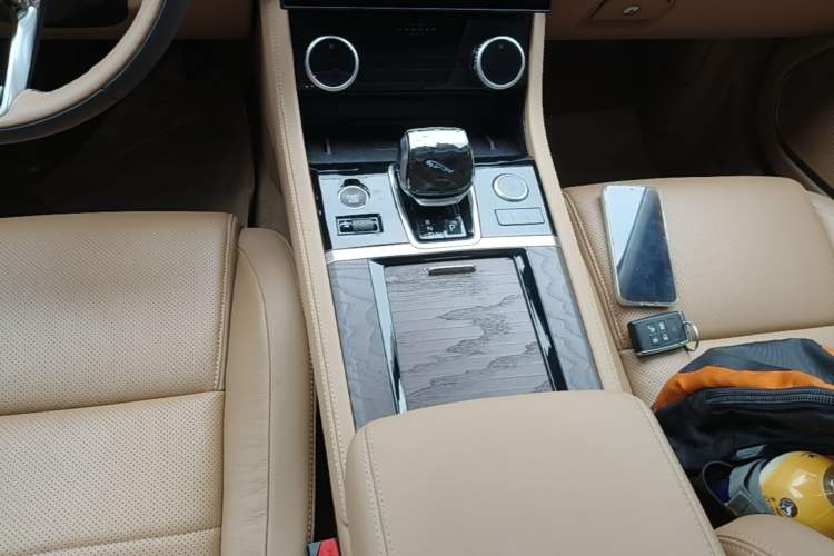 Used Jaguar XFL 2024 2.0T P250 Two-Wheel Drive Prestige Luxury Edition Gear Lever