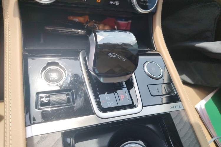 Used Jaguar XFL 2024 2.0T P250 Two-Wheel Drive Prestige Luxury Edition Gear Lever