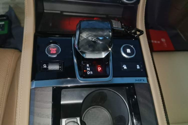 Used Jaguar XFL 2024 2.0T P250 Two-Wheel Drive Prestige Luxury Edition Gear Lever