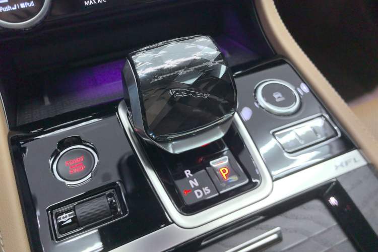Used Jaguar XFL 2024 2.0T P250 Two-Wheel Drive Prestige Luxury Edition Gear Lever