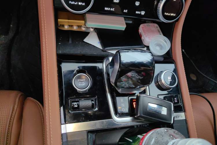 Used Jaguar XFL 2024 2.0T P300 Four-Wheel Drive Flagship Sport Gold Edition Gear Lever