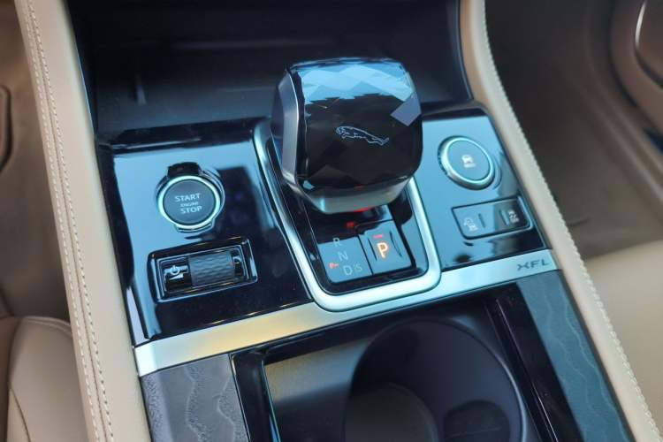 Used Jaguar XFL 2024 2.0T P250 Two-Wheel Drive Prestige Luxury Edition Gear Lever