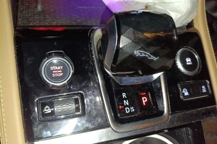 Used Jaguar XFL 2024 2.0T P250 Two-Wheel Drive Prestige Luxury Edition Gear Lever