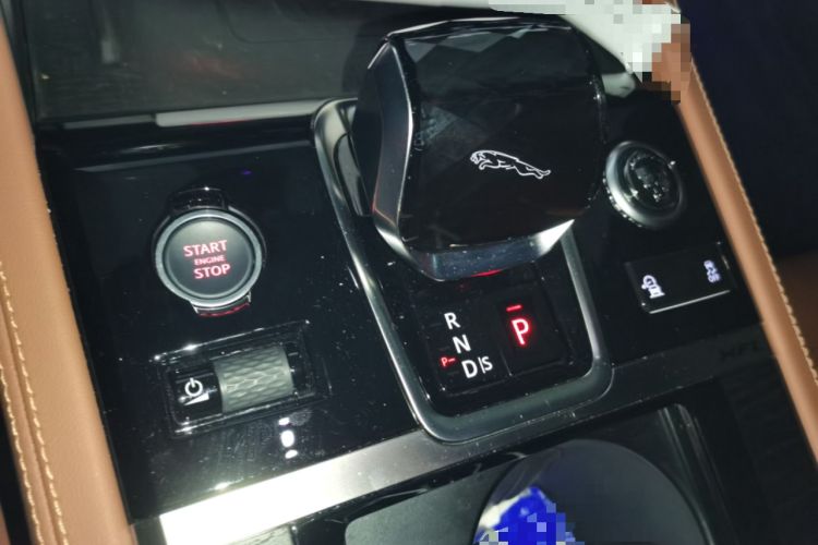 Used Jaguar XFL 2024 2.0T P300 Four-Wheel Drive Flagship Sport Gold Edition Gear Lever