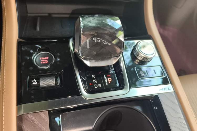 Used Jaguar XFL 2024 2.0T P250 Two-Wheel Drive Prestige Luxury Edition Gear Lever